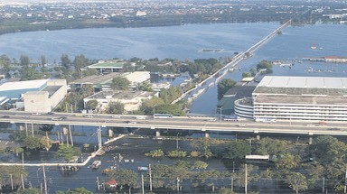  Thái Lan: Dân Bangkok phá đê trọng yếu