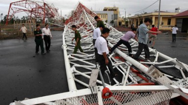 Đổ tháp truyền hình do bị ăn bớt "ba cấp gió"!?