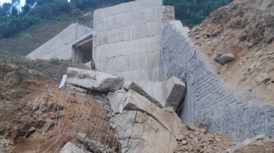   Vụ "Xe ben đụng vỡ... đập thủy điện": Công an khám nghiệm hiện trường