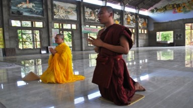 Hai “nhà sư khóa môi” bị biệt chúng 3 tháng
