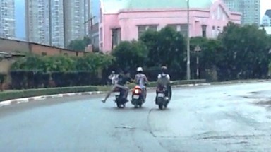  Kẻ giật túi xách bị camera ghi hình ở cầu Sài Gòn đã bị bắt