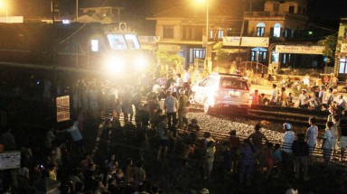 Huế: Tàu hỏa húc ôtô ”bay” cả trăm mét