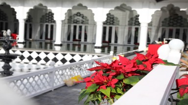 "Giáng sinh đỏ"  tại lâu đài trắng 15 triệu đô ở Sài Gòn
