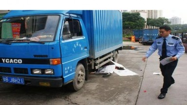 Xe tải cán nạn nhân 3 lần cho đến chết
