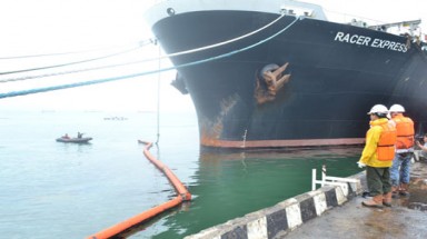  Quảng Ngãi: Gây tràn hơn 1.000 lít dầu ra biển, bị phạt 15 triệu đồng