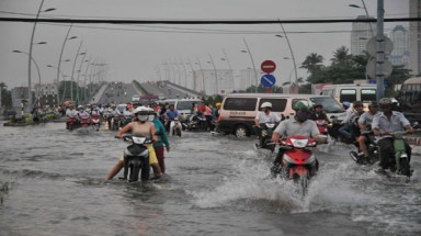Người dân khổ sở chống ngập