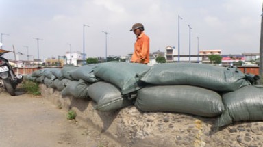  Triều cường có thể vượt báo động III: Đê bao mới làm cũng “chào thua”