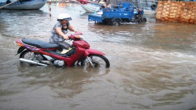 Triều cường dâng cao: :Nhiều tuyến đường ở TPHCM ngập nặng