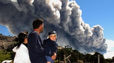 Núi lửa Copahue phun cột khói 1500m
