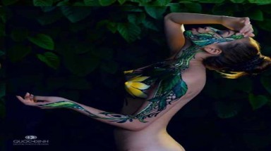 "Cởi toàn tập” để hiến mình cho body painting