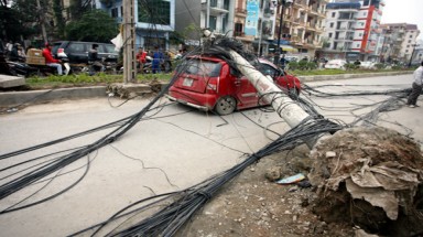  Cột điện đè bẹp xế hộp giữa đường Hà Nội