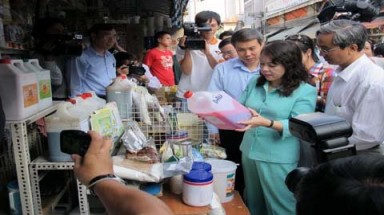 Đình chỉ một cơ sở kinh doanh phụ gia thực phẩm tại Chợ Kim Biên