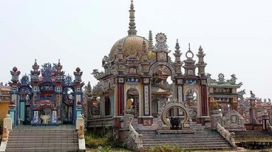 Tiền tỷ xây lăng mộ cho người cõi âm