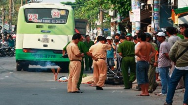    TP. HCM: Xe buýt lại cán chết người