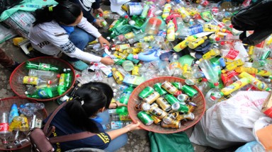 Hà Nội: Sinh viên nhặt rác bán lấy tiền từ thiện