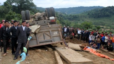 Vụ lật xe chở gỗ ở Nghệ An: bắt trạm trưởng kiểm lâm