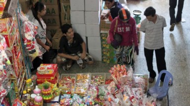 Bánh kẹo tết dỏm ra chợ