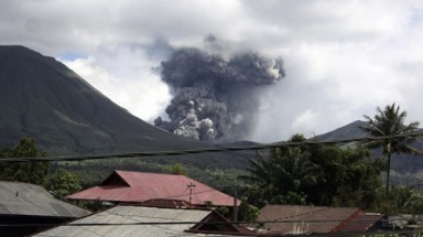   Indonesia:  Núi lửa “thức giấc”  20.000 người ảnh hưởng