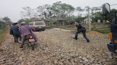 Nghệ An: Rải đá tràn lan, người tham gia giao thông gặp khó