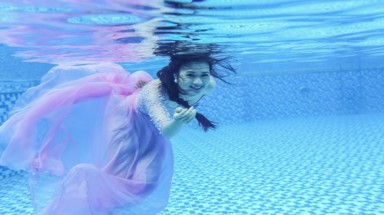   Khoe dáng 'độc' dưới nước