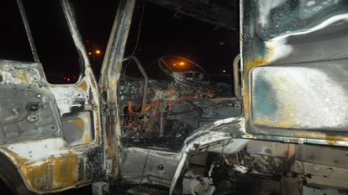  Xe tải phát hỏa giữa đêm, thiêu trụi cabin