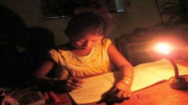 Cô bé mồ côi quanh năm chỉ học dưới ánh nến