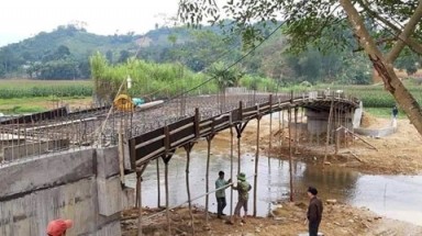 Cầu tình nguyện ở Yên Bái đổ sập trong lúc thi công