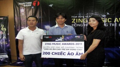Tặng áo ấm cho trẻ em vùng cao