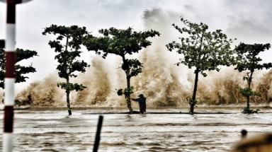Bão số 16 sẽ gây sóng cao đến 9 mét khi vào Việt Nam