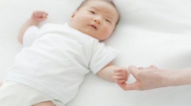 Chân tay bé bị giật có phải thiếu vitamin D?