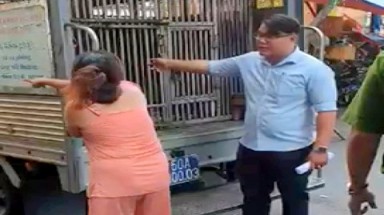  Người nuôi chó thả rông ngay trung tâm TP.HCM bị phạt hơn 31 triệu đồng