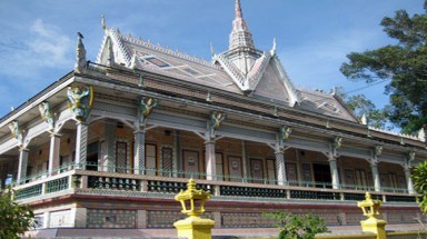 Độc đáo ngôi chùa bằng sành có hình nàng tiên đang múa