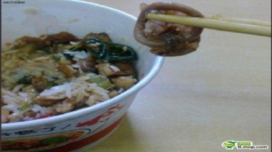 "Sốc" khi phát hiện... bao cao su trong cơm