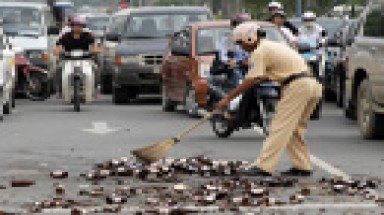 Ăn mặc trí thức nhưng vứt thuốc lá hút dở...  xuống đường