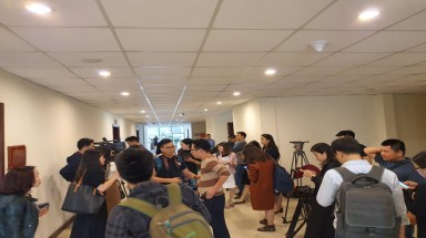 Mời báo chí ra khỏi phòng họp về ô nhiễm không khí