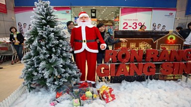 Người Hà Nội sửa soạn đón Noel trong giá rét