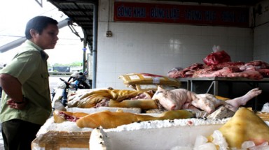 Hơn 1,5 tấn thịt thối, bánh kẹo không rõ nguồn gốc vào TP HCM