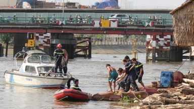  TPHCM: Leo thành cầu, bé gái trượt chân chết đuối
