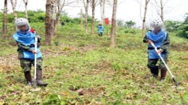 Bom mìn chiến tranh: Trăm năm chưa dọn sạch...