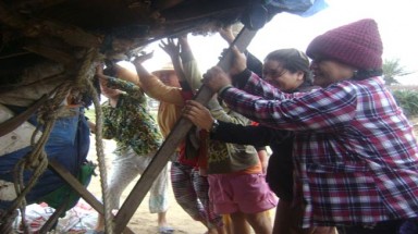 Sóng cao 6m ập vào Tuy Hòa