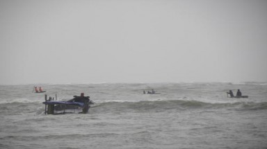  Quảng Nam: Sóng lớn đánh úp thuyền bộ binh