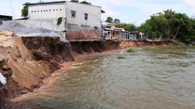 Sóng lớn, sạt lở bờ biển gây nhiều thiệt hại tại Bình Thuận