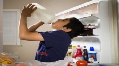 Đừng tưởng cho con uống nhiều sữa là tốt!