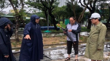 Chủ tịch Đà Nẵng kêu gọi người dân dọn rác sau mưa lũ lịch sử