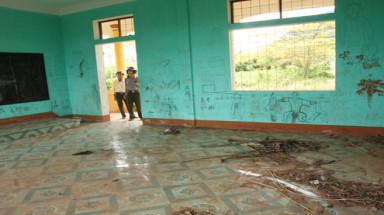 Trường học bỏ hoang trở thành nơi "hẹn hò"