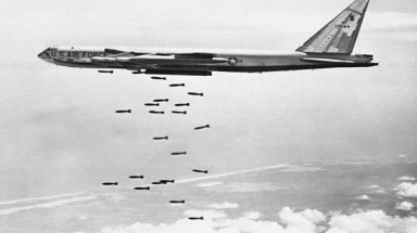  "Mổ xẻ" áo giáp của ”quái vật” B-52