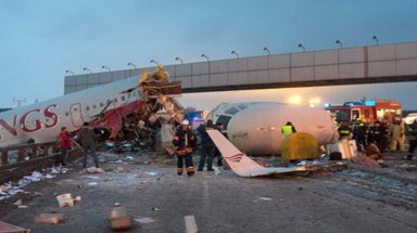 Máy bay lao thẳng xuống đường, 4 người tử vọng