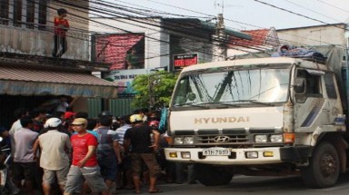  Thanh niên bị xe tải kéo hàng chục mét chết tại chỗ