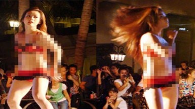  Múa "gợi cảm" giữa giá rét gây tắc đường