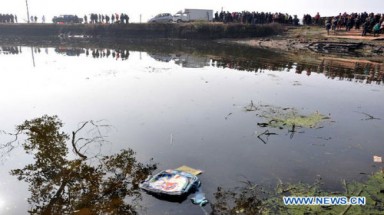 Xe bus mất lái lao xuống ao, 11 trẻ em chết thảm